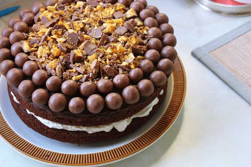 Chocolate Birthday Cake Recipe on Chocolate Birthday Cake With Fresh Cream Filling And Chocolate Bar